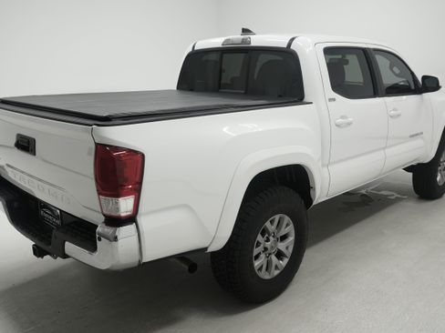 Used 2017 Toyota Tacoma SR5 w/ Tow Package RWD image 4