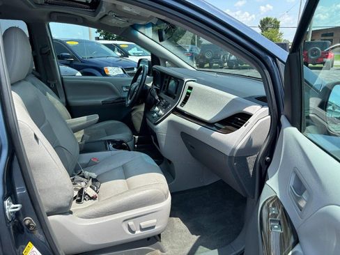 Used 2017 Toyota Sienna XLE Premium FWD image 11