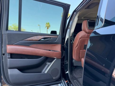 Used 2019 Cadillac Escalade ESV Luxury RWD image 35
