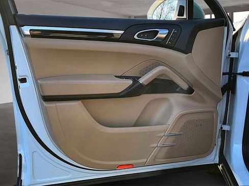 Used 2016 Porsche Cayenne image 23