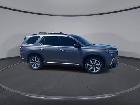 Used 2025 Honda Pilot Touring image 2