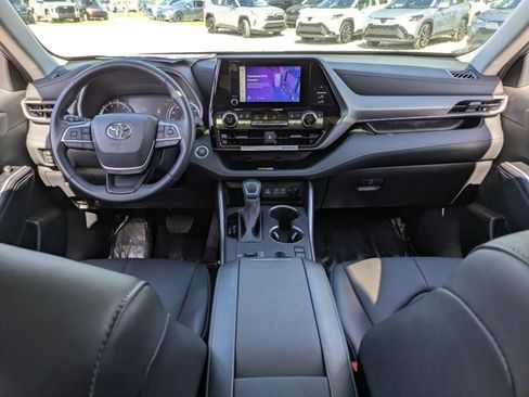 Certified 2024 Toyota Highlander XLE image 17