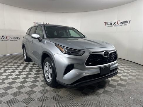 Used 2023 Toyota Highlander L image 3