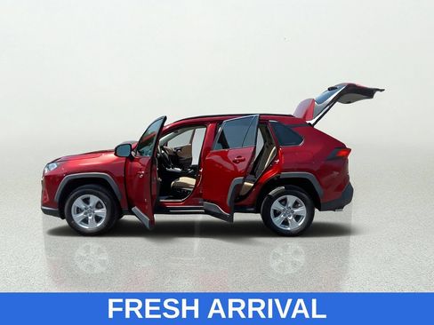 Used 2021 Toyota RAV4 XLE w/ Convenience Package FWD image 12