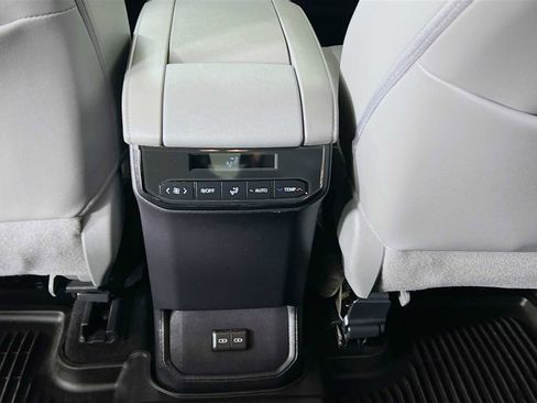 Used 2024 Toyota Highlander XLE image 26