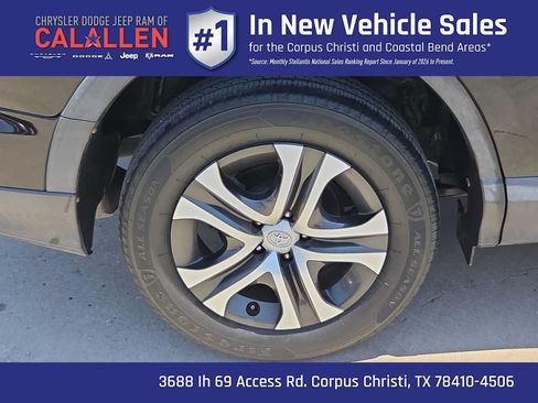 Used 2018 Toyota RAV4 LE FWD image 16