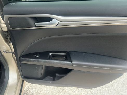 Used 2017 Ford Fusion SE w/ Fusion SE Technology Package FWD image 25