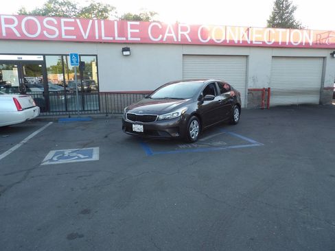 Used 2017 Kia Forte LX FWD image 1