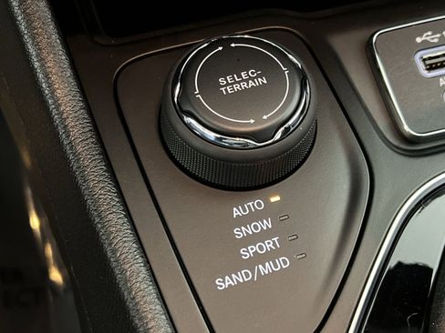 Used 2023 Jeep Cherokee Altitude Lux image 32