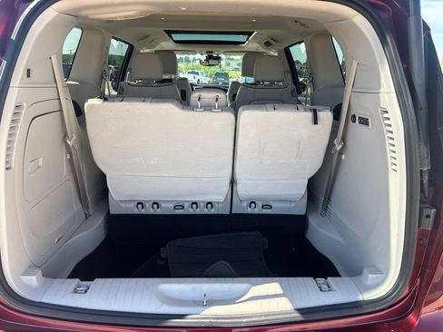 Used 2018 Chrysler Pacifica Limited w/ Tire & Wheel Group FWD image 22