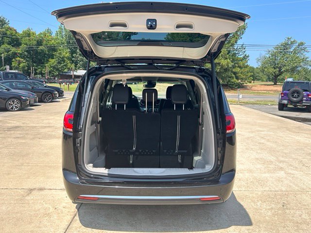 Used 2023 Chrysler Pacifica Touring-L FWD image 7