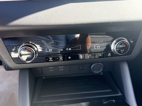 New 2026 Mitsubishi Outlander SE image 16