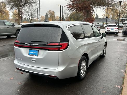 Certified 2024 Chrysler Pacifica Touring-L image 5
