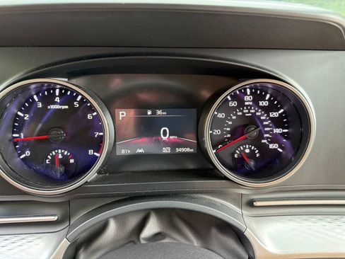 Used 2024 Kia Carnival LX FWD image 2