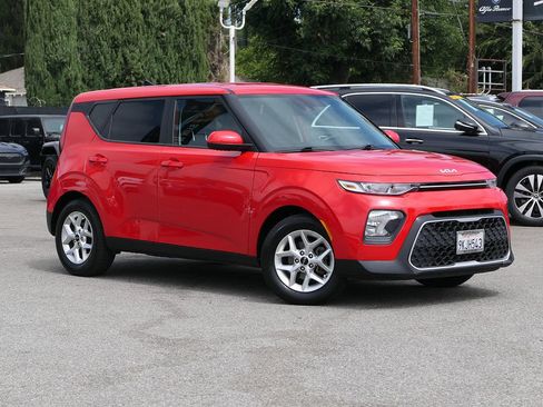 Used 2022 Kia Soul LX w/ Technology Package FWD image 1