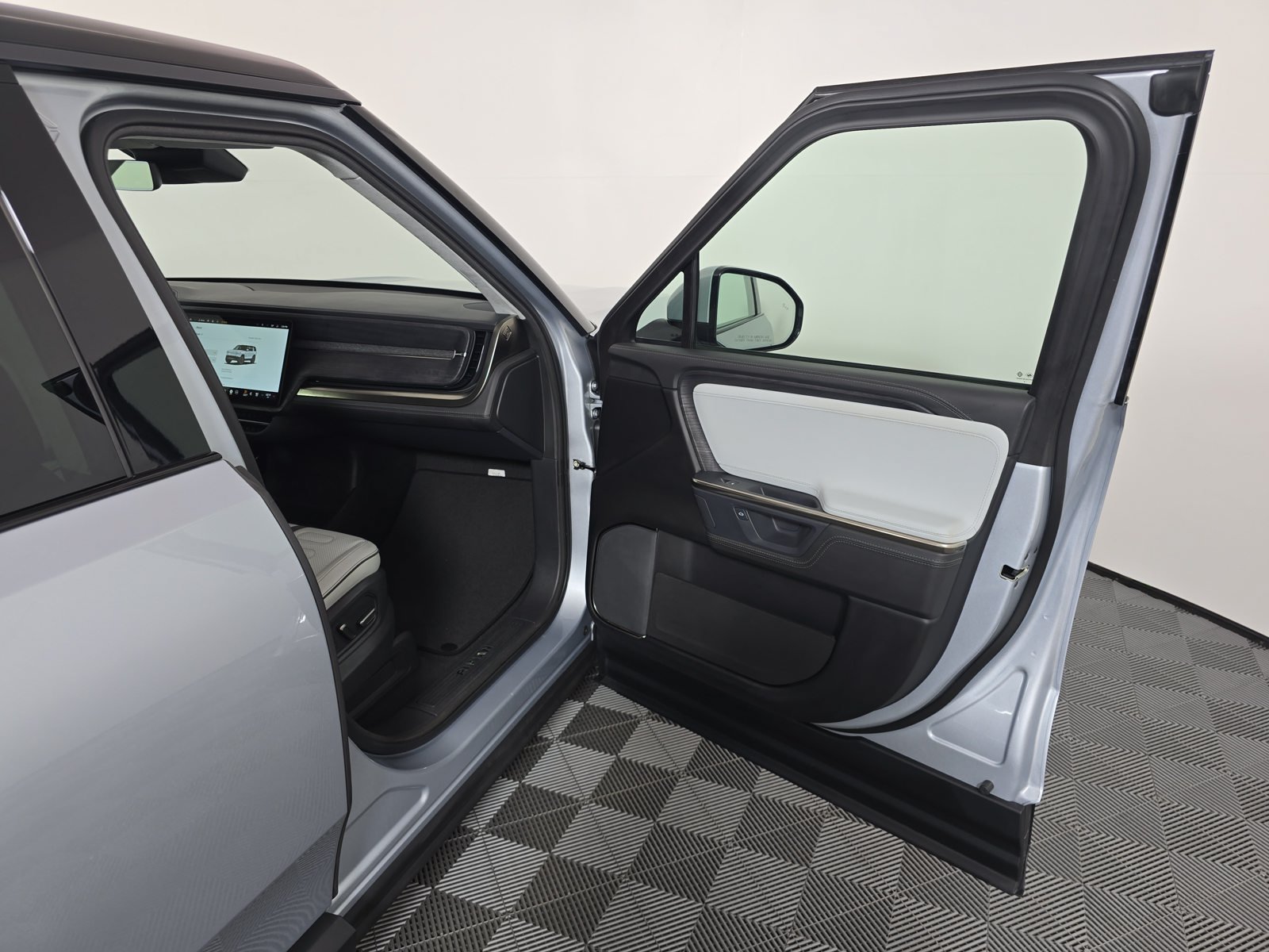 Used 2025 Rivian R1S Adventure Dual AWD/4WD image 18