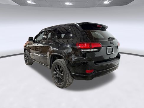 Used 2018 Jeep Grand Cherokee Altitude AWD/4WD image 3