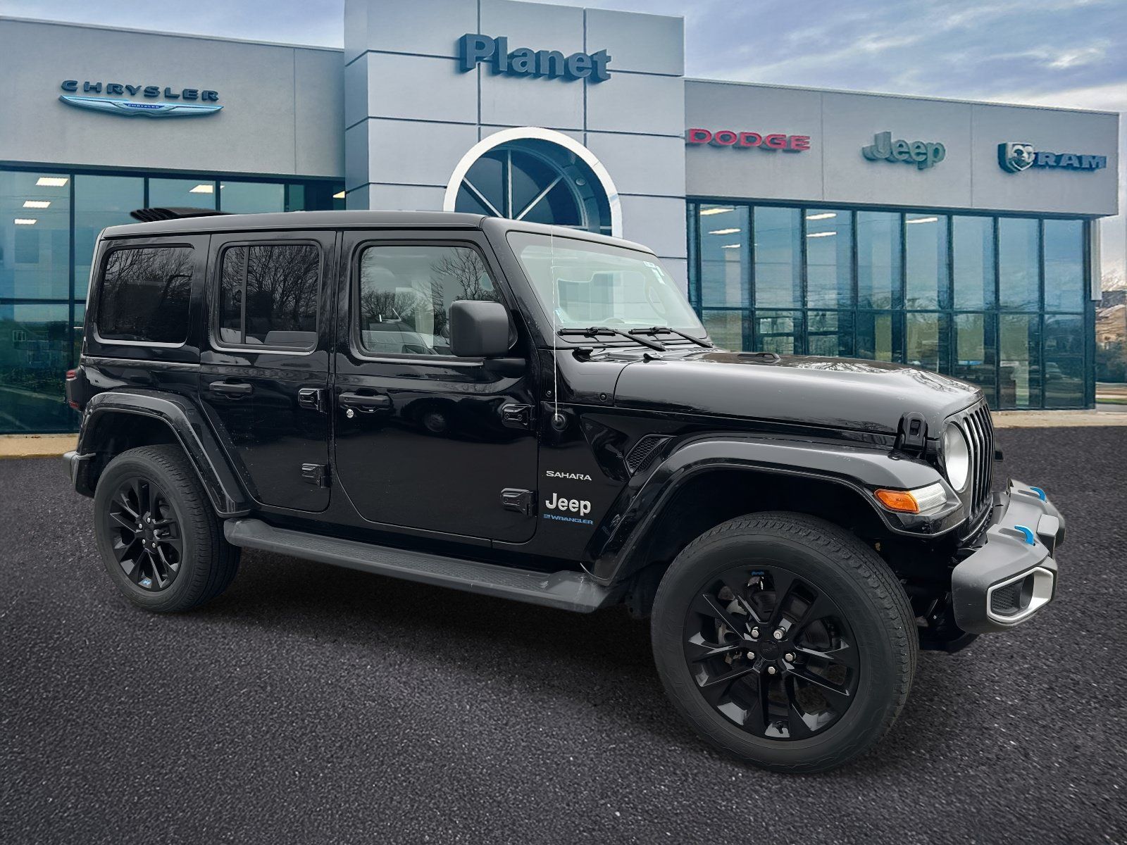 Used 2023 Jeep Wrangler Unlimited Sahara w/ Cold Weather Group AWD/4WD image 1