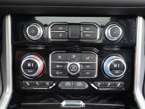 Used 2023 GMC Yukon XL Denali image 12