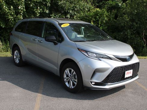 Used 2022 Toyota Sienna XSE w/ XSE Plus Package AWD/4WD image 3