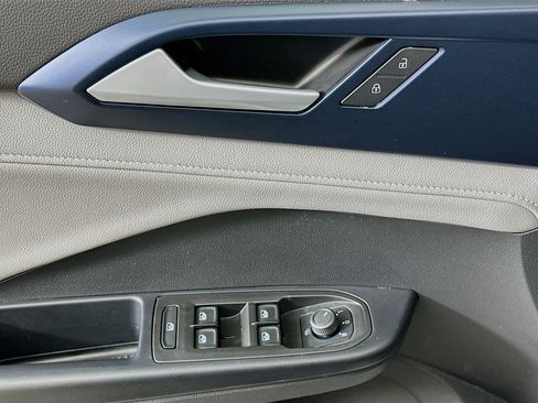 Used 2024 Volkswagen Taos SE image 15