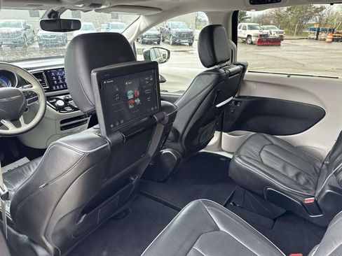 Used 2020 Chrysler Pacifica Limited image 30