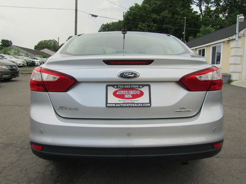 Used 2013 Ford Focus SE w/ SE Winter Pkg FWD image 6