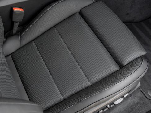 Certified 2025 Porsche Macan Electric image 40