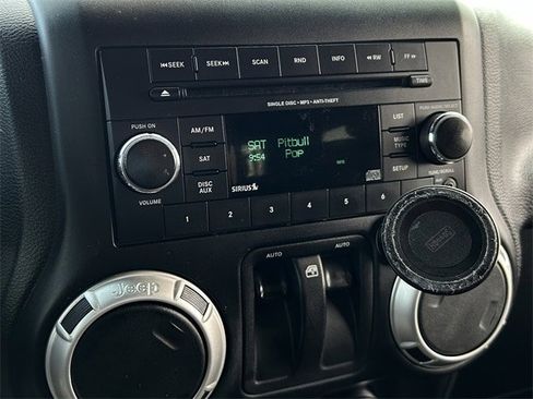 Used 2017 Jeep Wrangler Sahara image 18