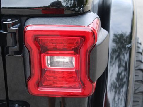 Used 2018 Jeep Wrangler Unlimited Rubicon AWD/4WD image 12
