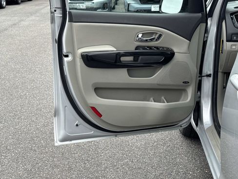 Used 2016 Kia Sedona SX image 17
