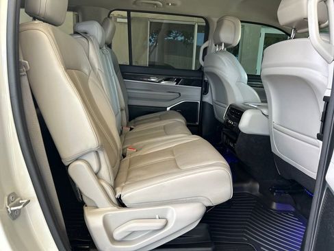 Used 2022 Jeep Wagoneer Series III RWD image 16