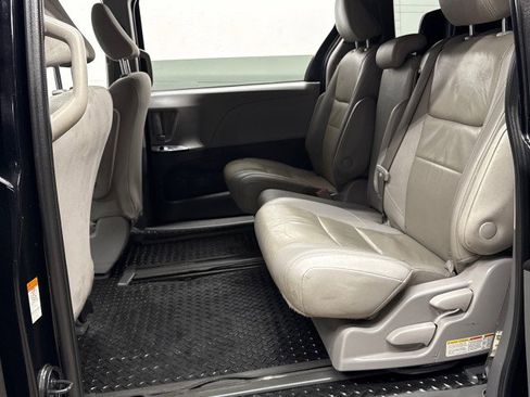 Used 2020 Toyota Sienna L image 31