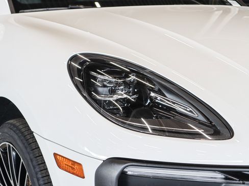 Certified 2024 Porsche Macan image 25