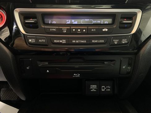 Used 2022 Honda Pilot Touring image 11