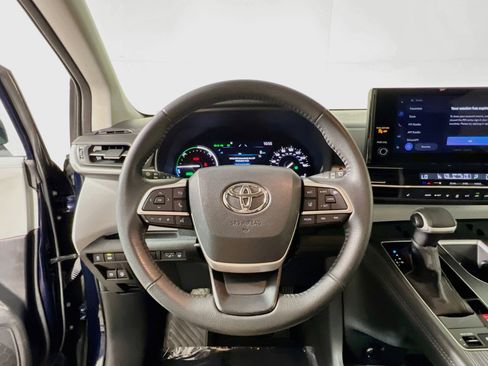 Used 2025 Toyota Sienna XLE FWD image 18