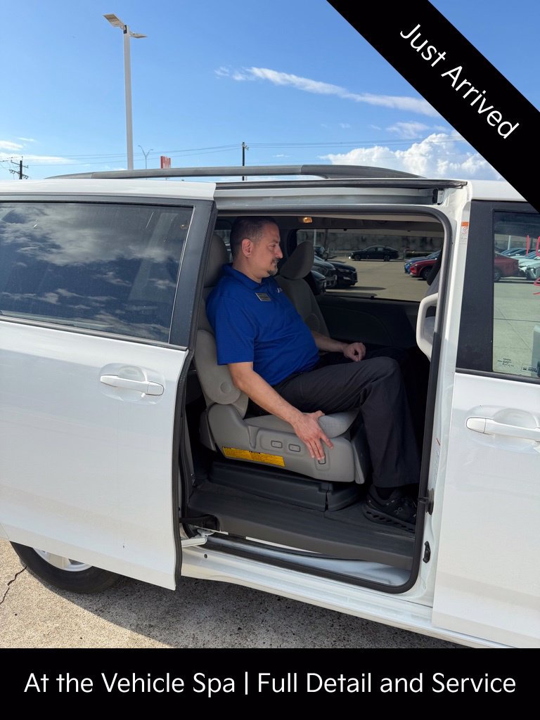 Used 2017 Toyota Sienna LE FWD image 13