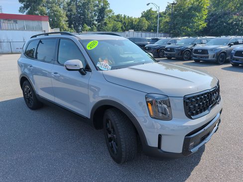 Used 2025 Kia Telluride SX Prestige X-Pro AWD/4WD image 2