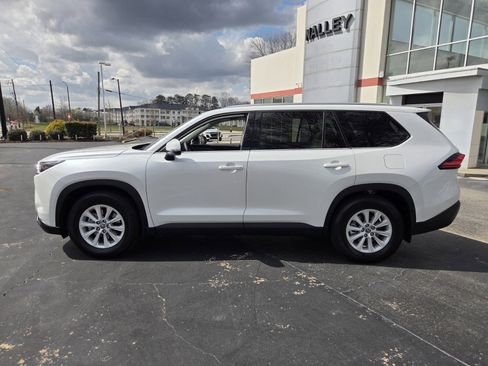 Certified 2024 Toyota Grand Highlander XLE image 8