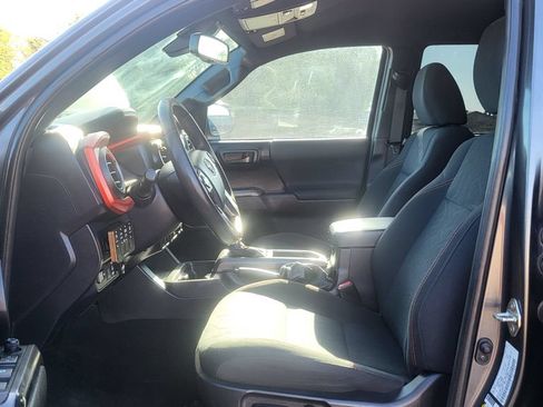 Used 2020 Toyota Tacoma TRD Sport AWD/4WD image 31