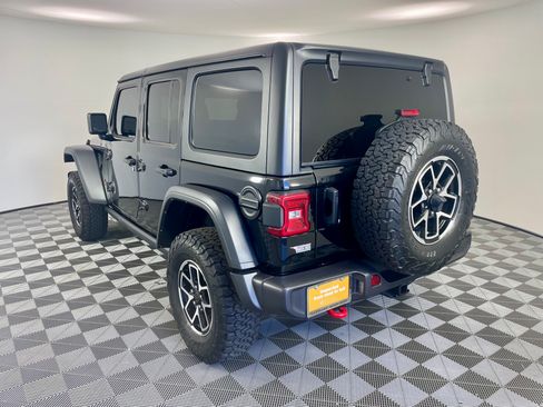 Used 2024 Jeep Wrangler Unlimited Rubicon w/ Technology Group AWD/4WD image 3