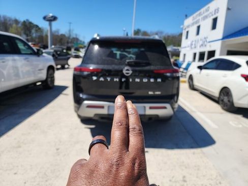 Used 2022 Nissan Pathfinder SL image 11