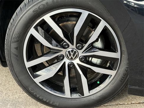 Certified 2025 Volkswagen Jetta SE w/ Sunroof Package image 7