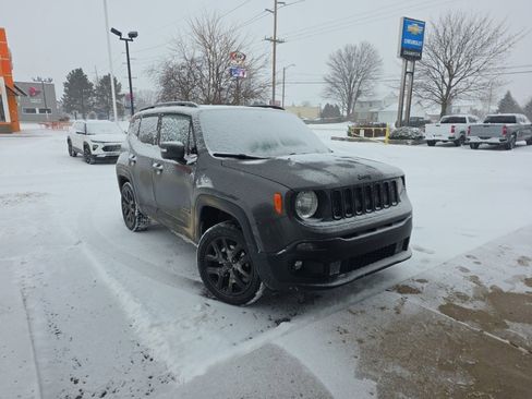 Used 2018 Jeep Renegade Altitude image 2