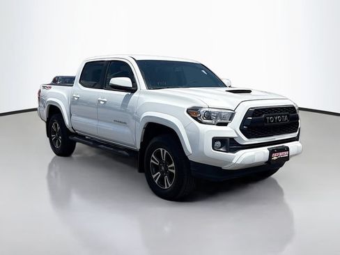 Used 2017 Toyota Tacoma TRD Sport AWD/4WD image 3