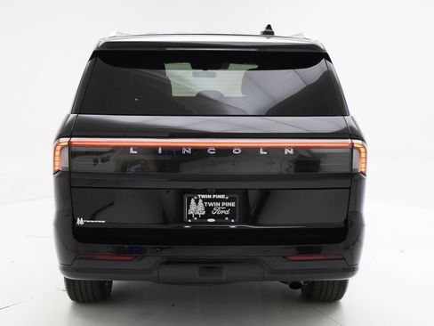 Used 2025 Lincoln Navigator Reserve AWD/4WD image 8