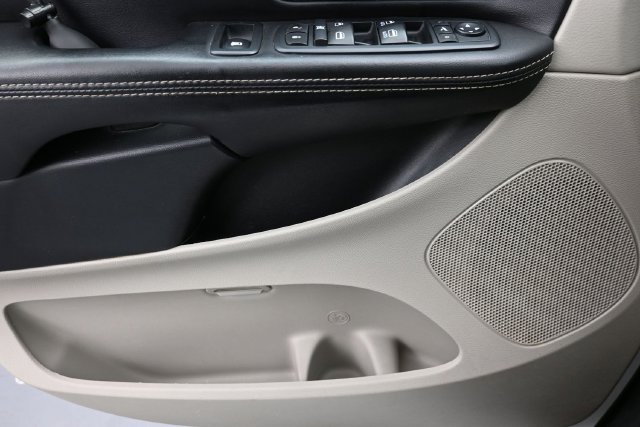 Used 2014 Chrysler Town & Country Touring-L FWD image 25