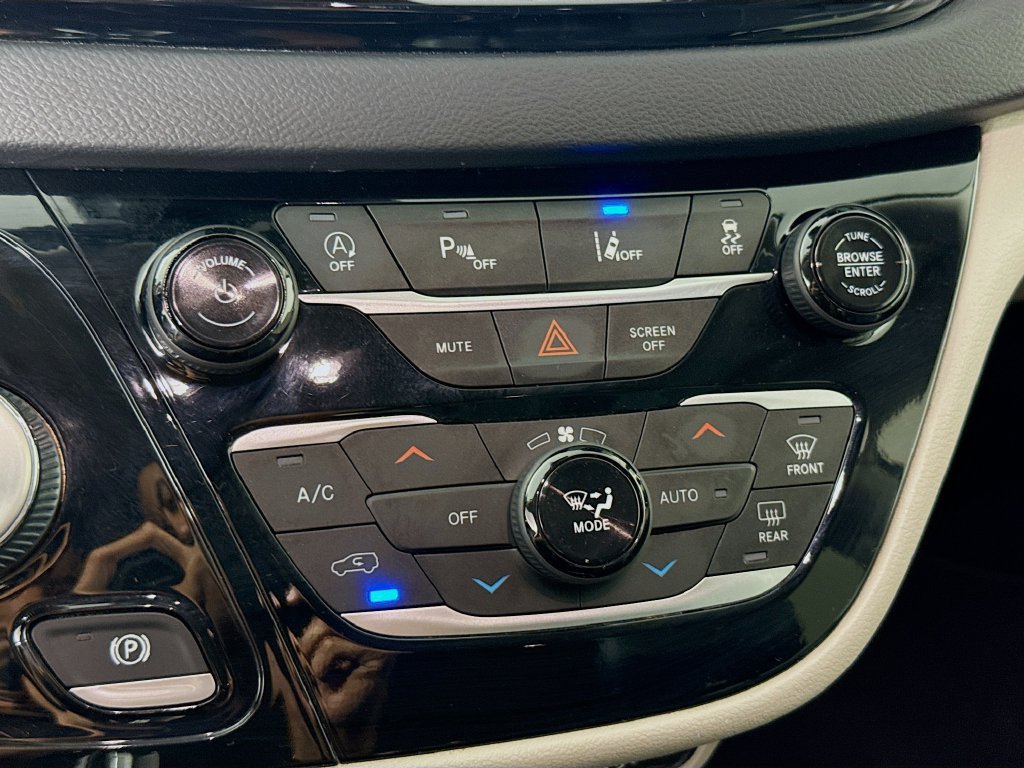 Used 2022 Chrysler Pacifica Touring-L FWD image 15