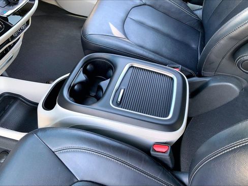 Used 2022 Chrysler Pacifica Touring-L FWD image 16
