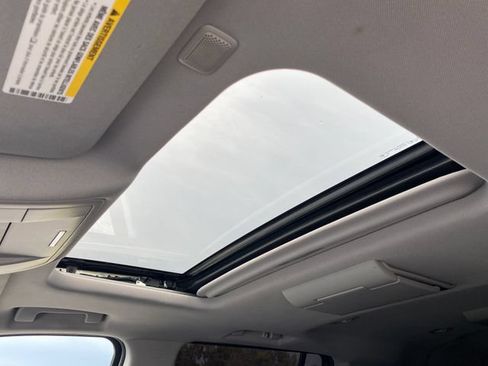 Used 2015 Chevrolet Suburban LTZ RWD image 33